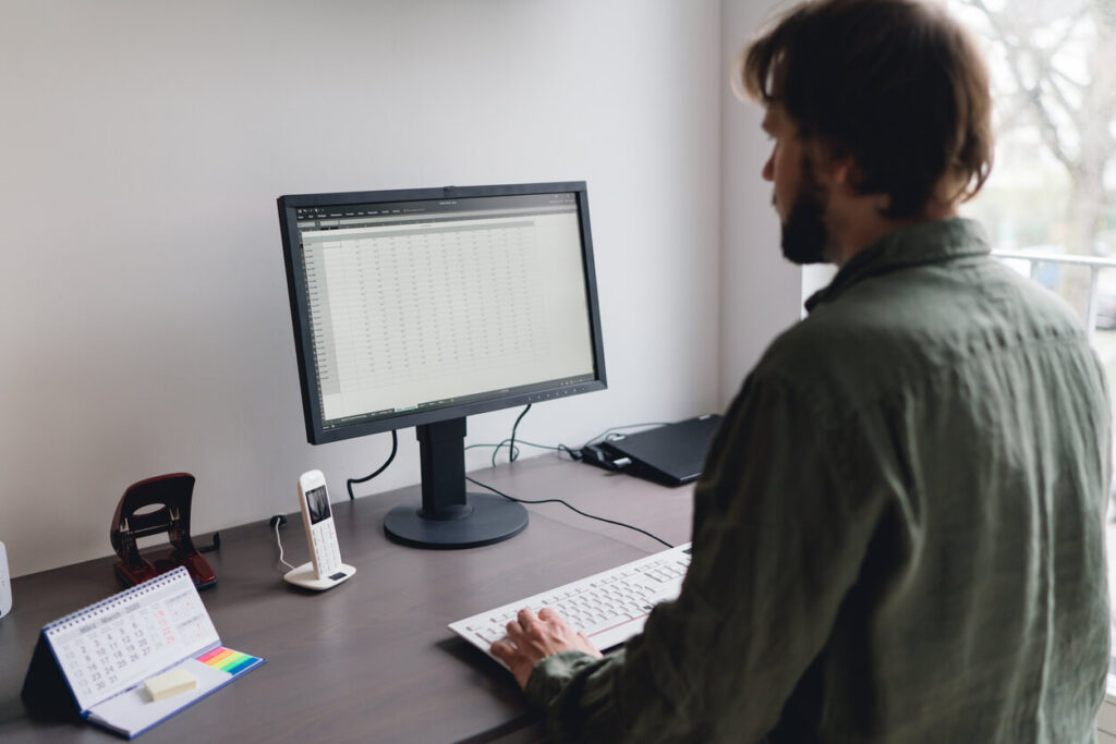 Homem trabalhando no home office