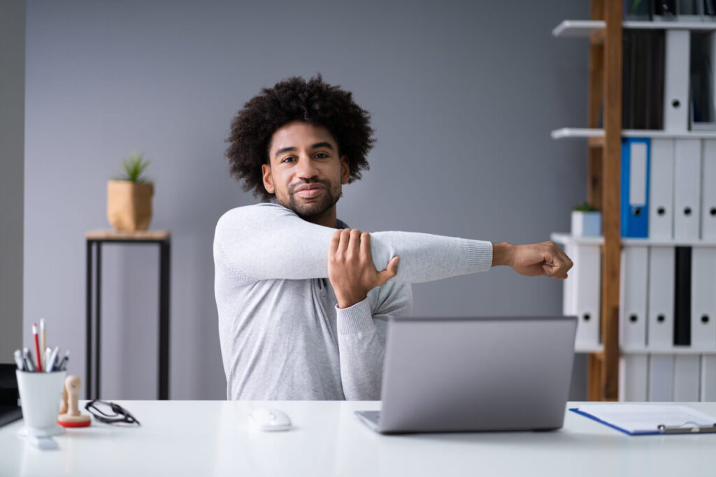 Colaborador realizando ginástica laboral